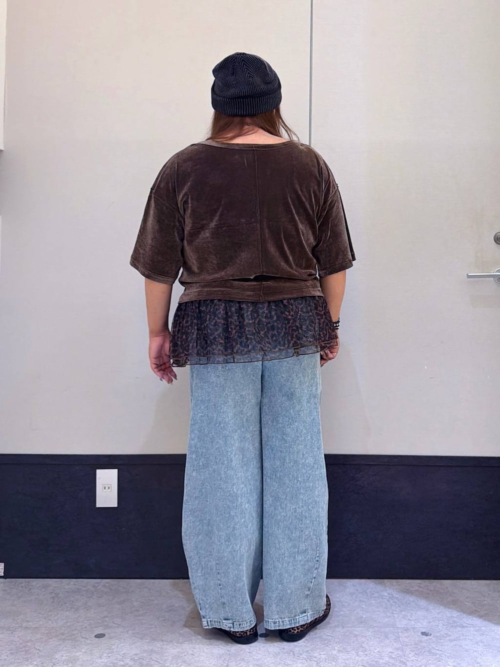 その他のパンプス、ブルー系のデニムパンツ、ブラック系のTシャツ/カットソーを着用したレディースの夏コーディネートの3枚目の写真