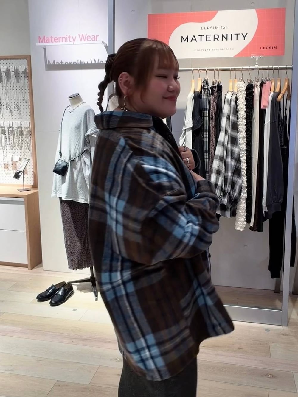 ブラック系のTシャツ/カットソー、ブラウン系のシャツ/ブラウス、その他のスカートを着用したレディースの秋コーディネートの2枚目の写真