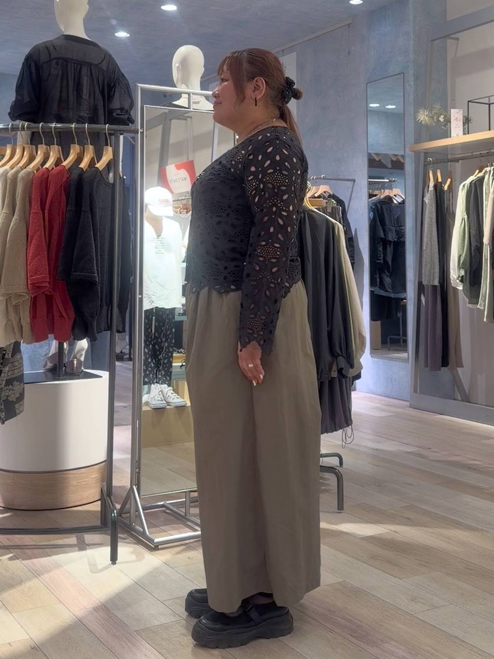 ブラック系のスニーカー、グリーン系のその他パンツ、シルバー系のネックレスを着用したレディースの春コーディネートの2枚目の写真