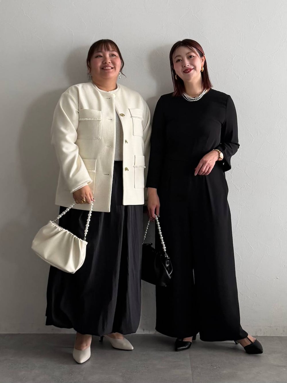 ホワイト系のTシャツ/カットソー、ホワイト系のノーカラージャケット、ブラック系のスカートを着用したレディースの秋コーディネートの4枚目の写真