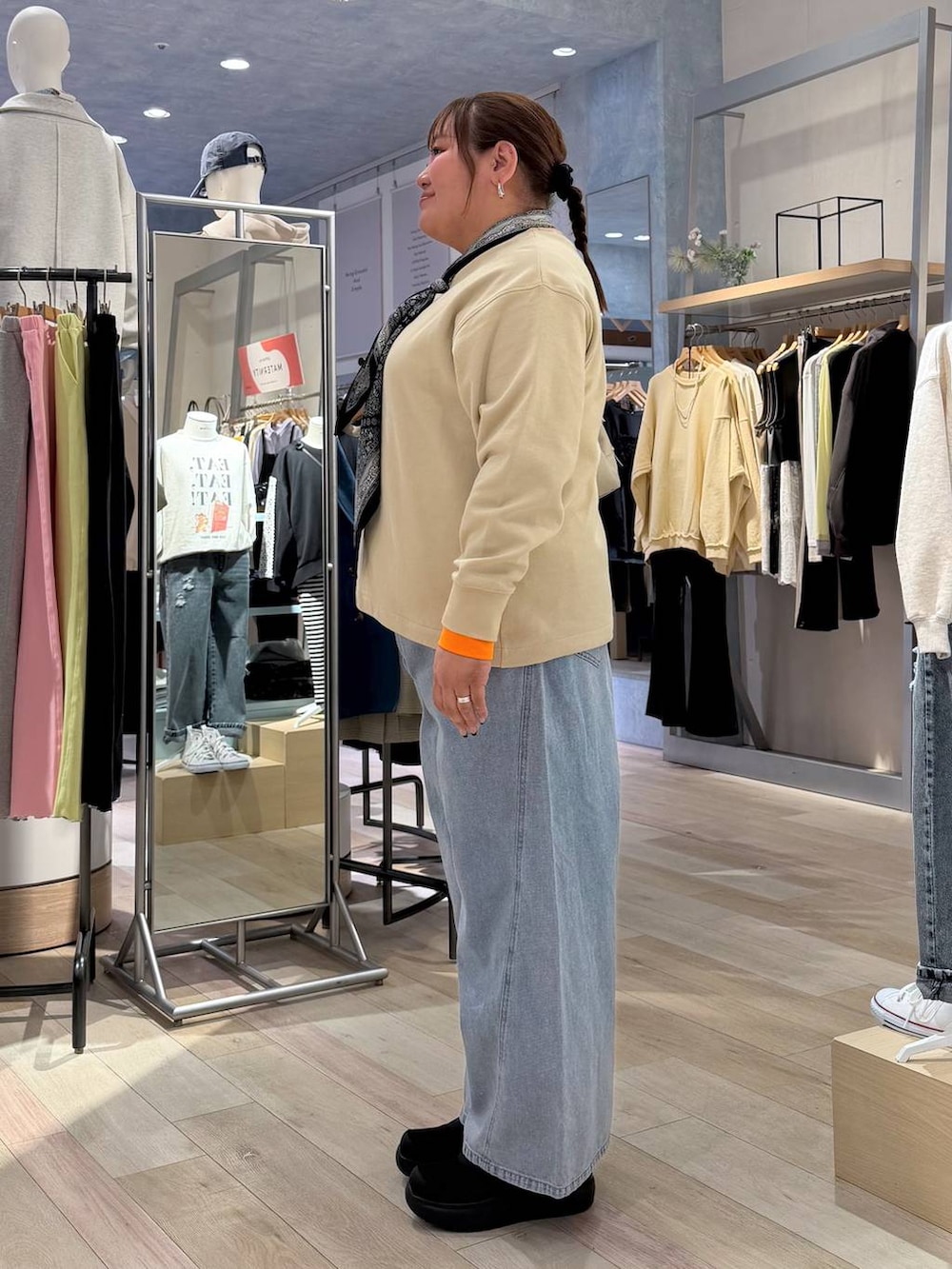 ブルー系のデニムパンツ、ホワイト系のボストンバッグ、ブラック系のその他シューズを着用したレディースの冬コーディネートの2枚目の写真