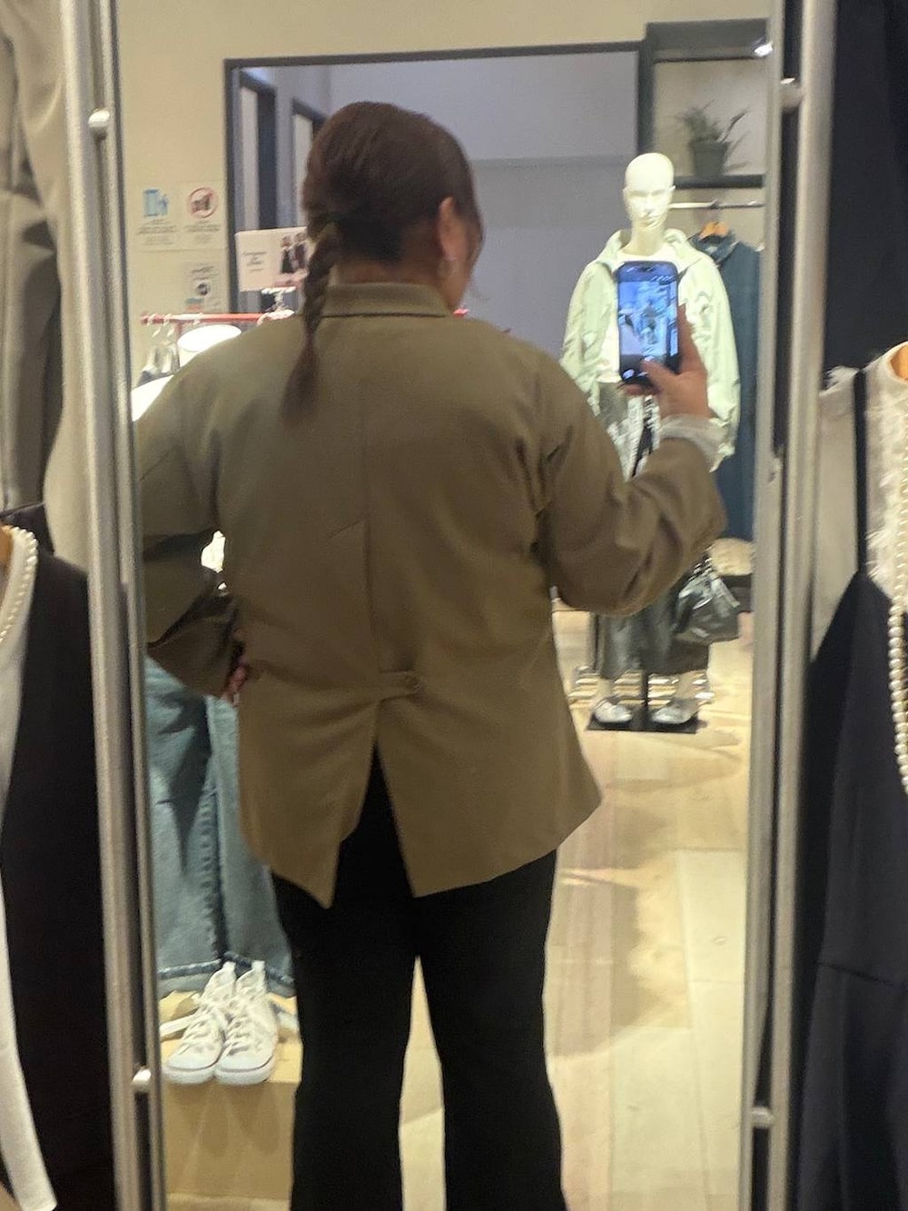 ホワイト系のTシャツ/カットソー、ベージュ系のテーラードジャケット、ブラック系のスウェットパンツを着用したレディースの冬コーディネートの3枚目の写真