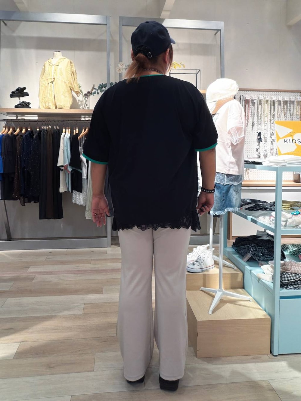 ホワイト系のその他パンツ、ブラック系のキャップ、シルバー系のネックレスを着用したレディースの夏コーディネートの4枚目の写真