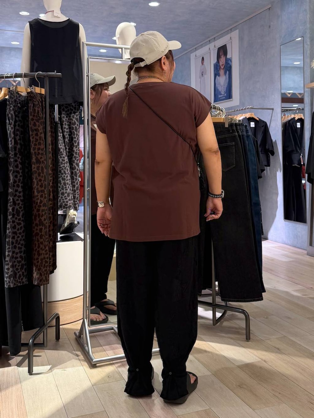 ブラック系のその他パンツ、ブラック系のサンダル、ブラウン系のマタニティウェア/グッズを着用したレディースの夏コーディネートの3枚目の写真