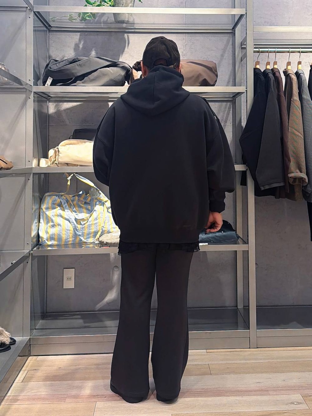 グレー系のパーカー、グレー系のその他パンツ、ブラウン系のキャップを着用したレディースの秋コーディネートの3枚目の写真