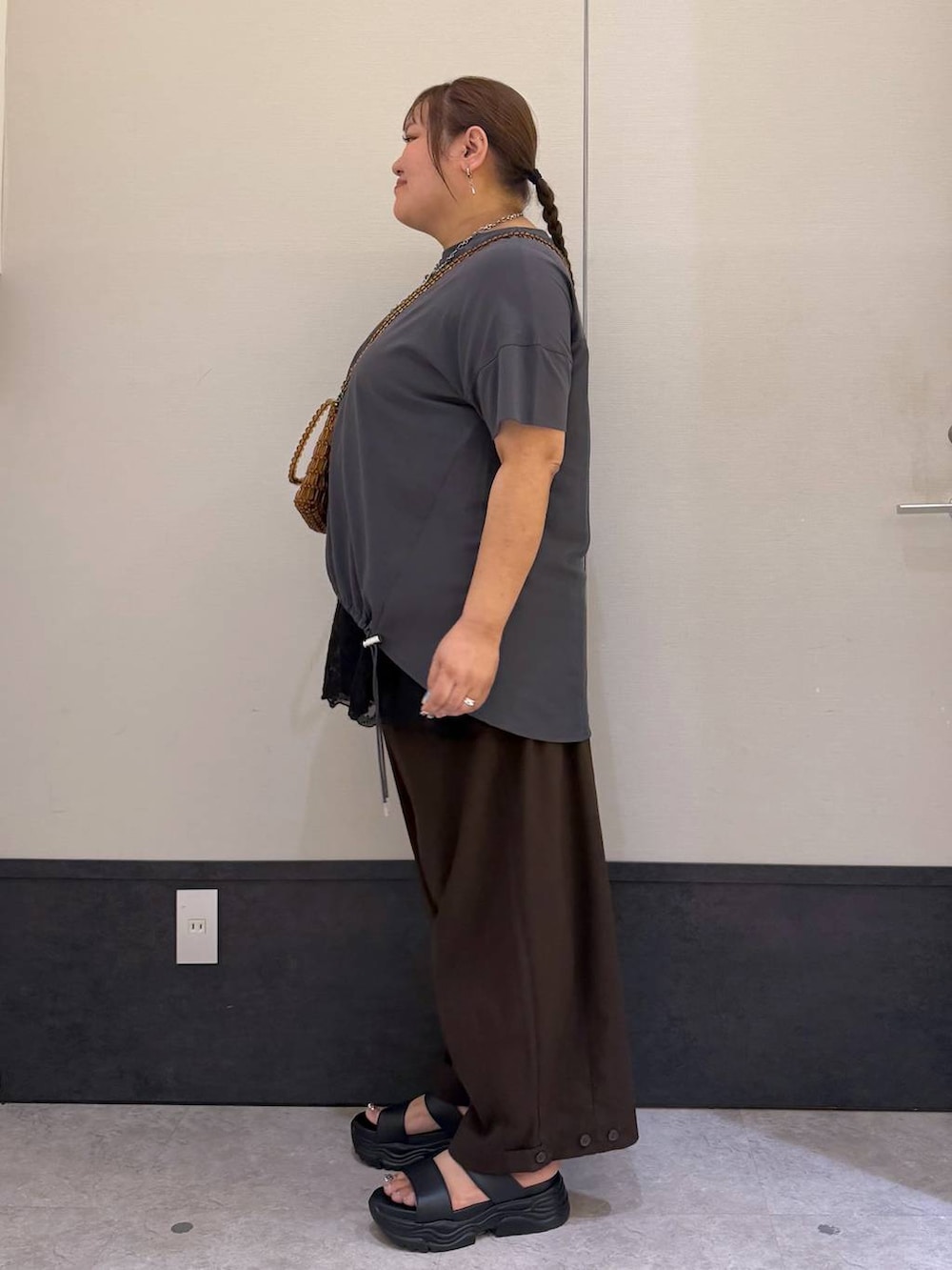 ブラウン系のその他パンツ、ブラウン系のショルダーバッグ、ブラック系のキャミソールを着用したレディースの夏コーディネートの2枚目の写真