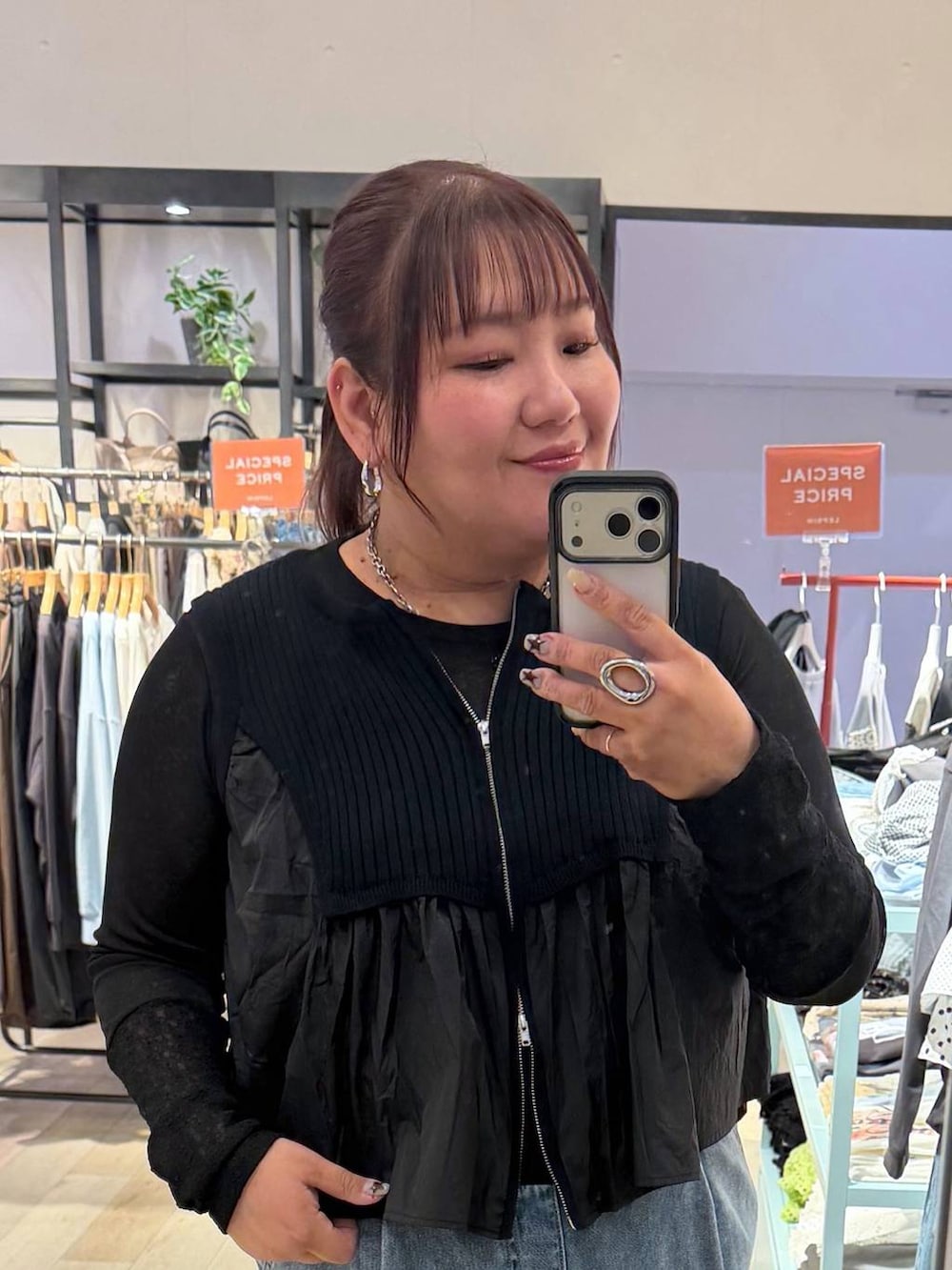 ブラック系のその他シューズ、ブラック系のTシャツ/カットソー、ブルー系のデニムパンツを着用したレディースの春コーディネートの4枚目の写真