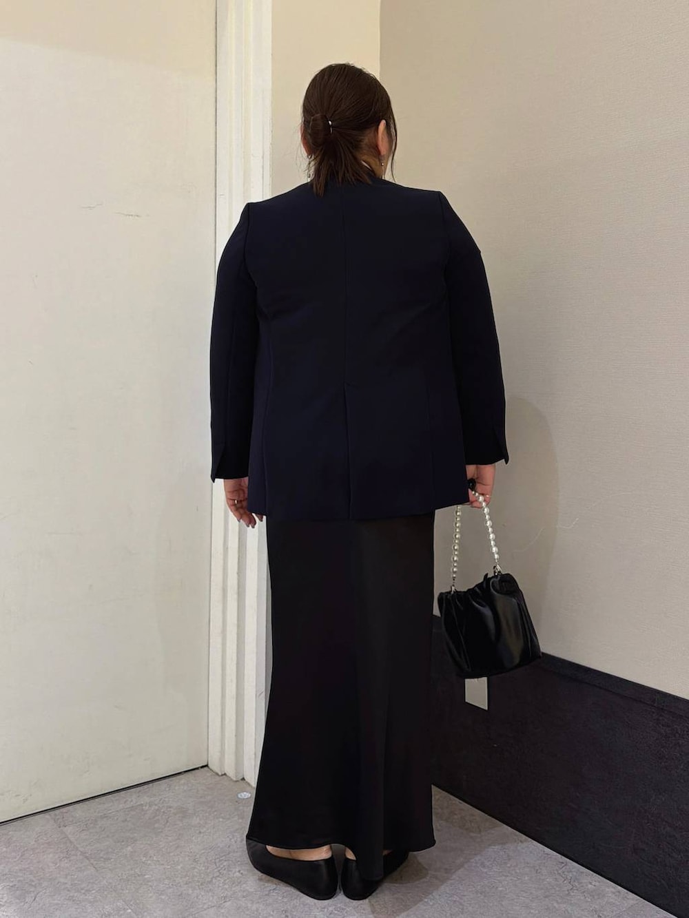 ブラック系のスカート、ブルー系のテーラードジャケット、ピンク系のシャツ/ブラウスを着用したレディースの冬コーディネートの3枚目の写真