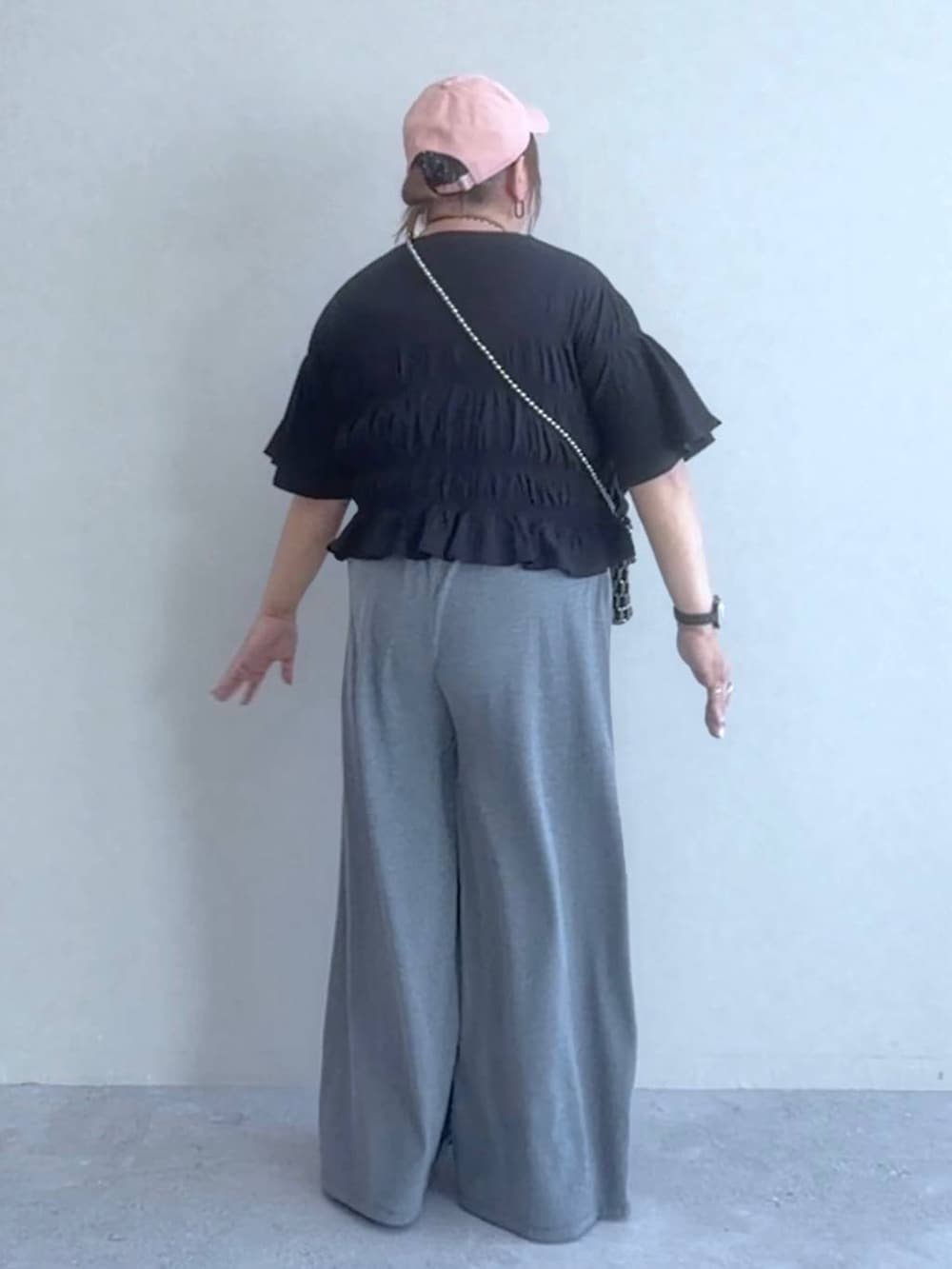 グレー系のその他パンツ、ブラック系のサンダル、シルバー系のショルダーバッグを着用したレディースの春コーディネートの3枚目の写真