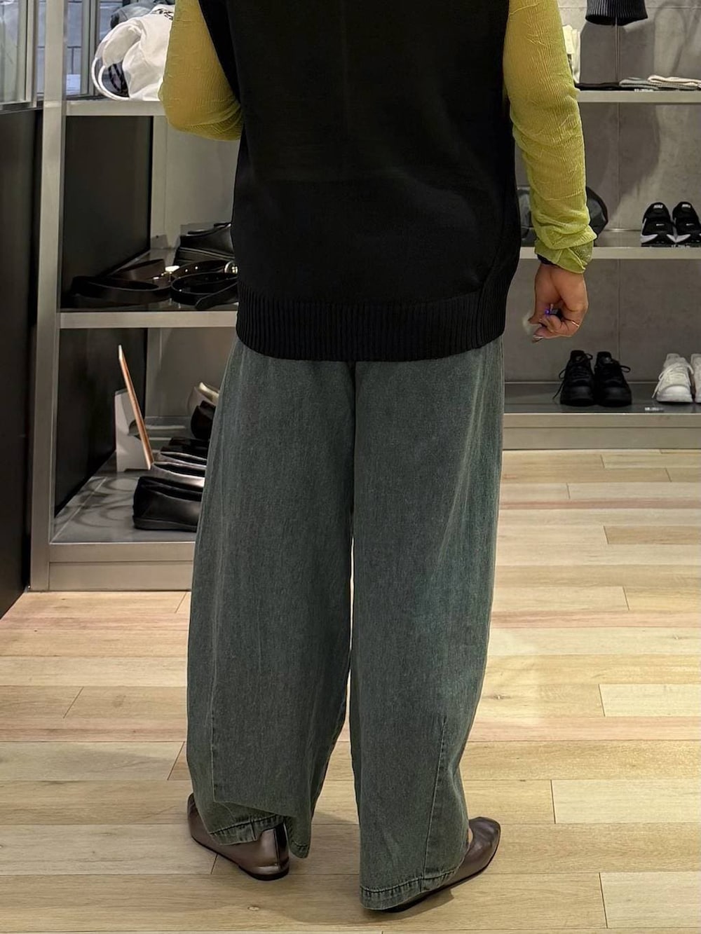 その他のパンプス、グリーン系のTシャツ/カットソー、ブルー系のデニムパンツを着用したレディースの春コーディネートの3枚目の写真