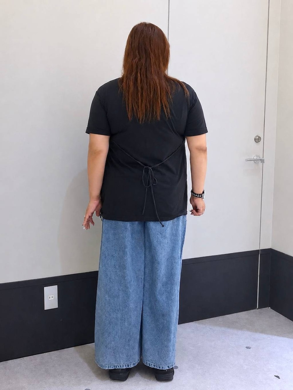 ブルー系のデニムパンツ、グレー系のTシャツ/カットソー、レッド系のネックレスを着用したレディースの夏コーディネートの3枚目の写真