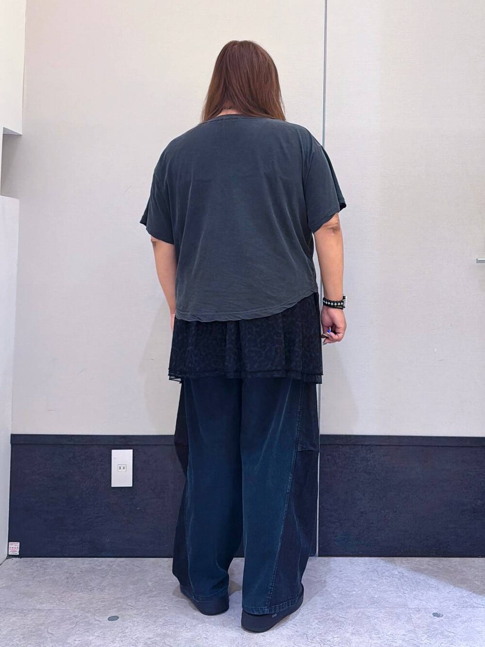 ブルー系のデニムパンツを着用したレディースの夏コーディネートの3枚目の写真