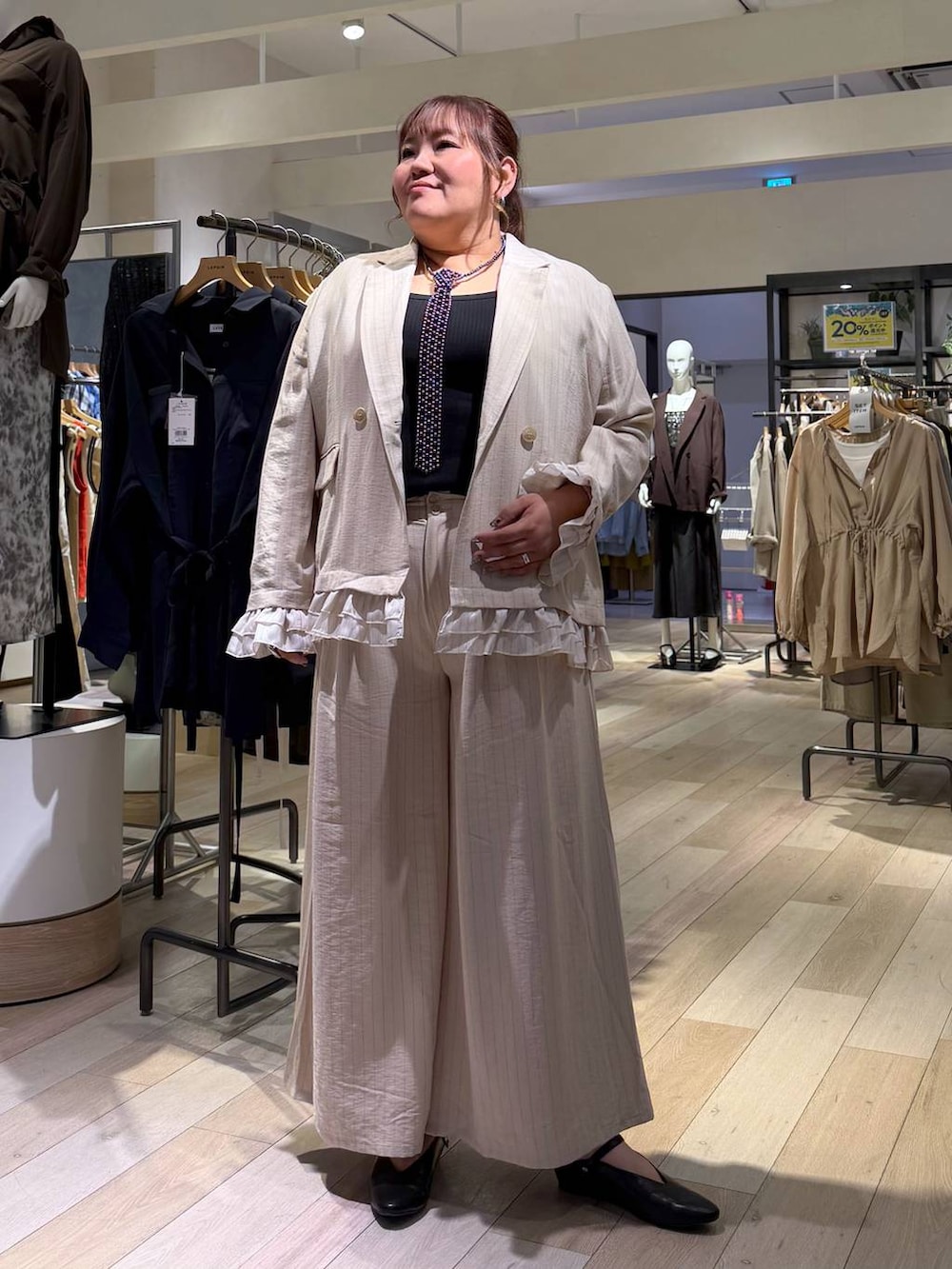 ベージュ系のその他パンツ、ベージュ系のテーラードジャケット、ブラック系のパンプスを着用したレディースの春コーディネートの5枚目の写真