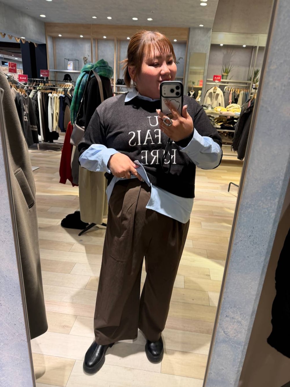 ブラック系のブーツ、ブラック系のニット/セーター、ブラウン系のその他パンツを着用したレディースの冬コーディネートの3枚目の写真