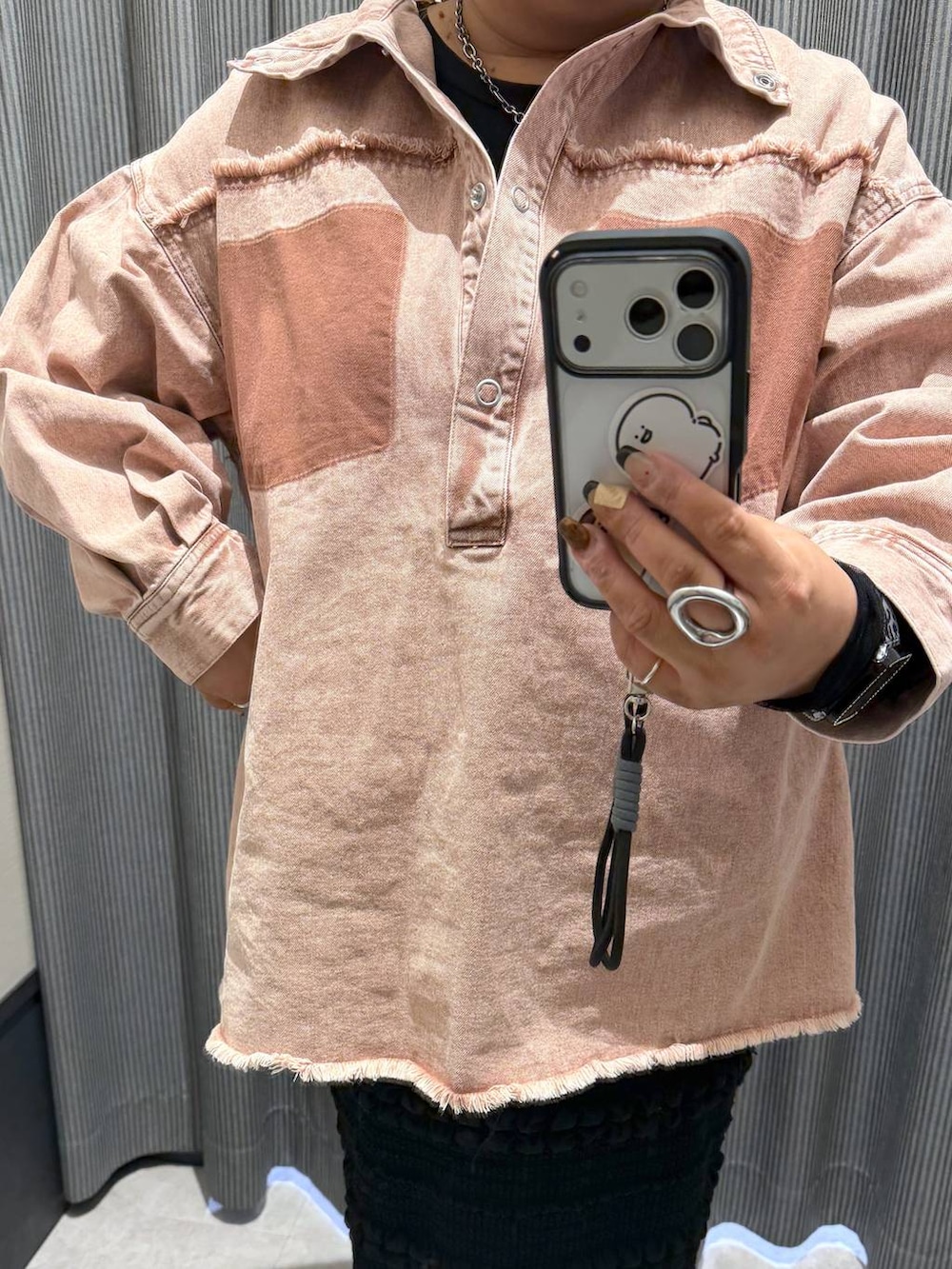 ブラック系のTシャツ/カットソー、ピンク系のシャツ/ブラウス、ブラック系のマタニティウェア/グッズを着用したレディースの冬コーディネートの4枚目の写真