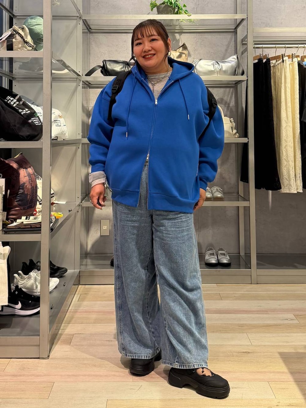 ホワイト系のTシャツ/カットソー、ブルー系のパーカー、ブラック系のその他シューズを着用したレディースの春コーディネートの2枚目の写真