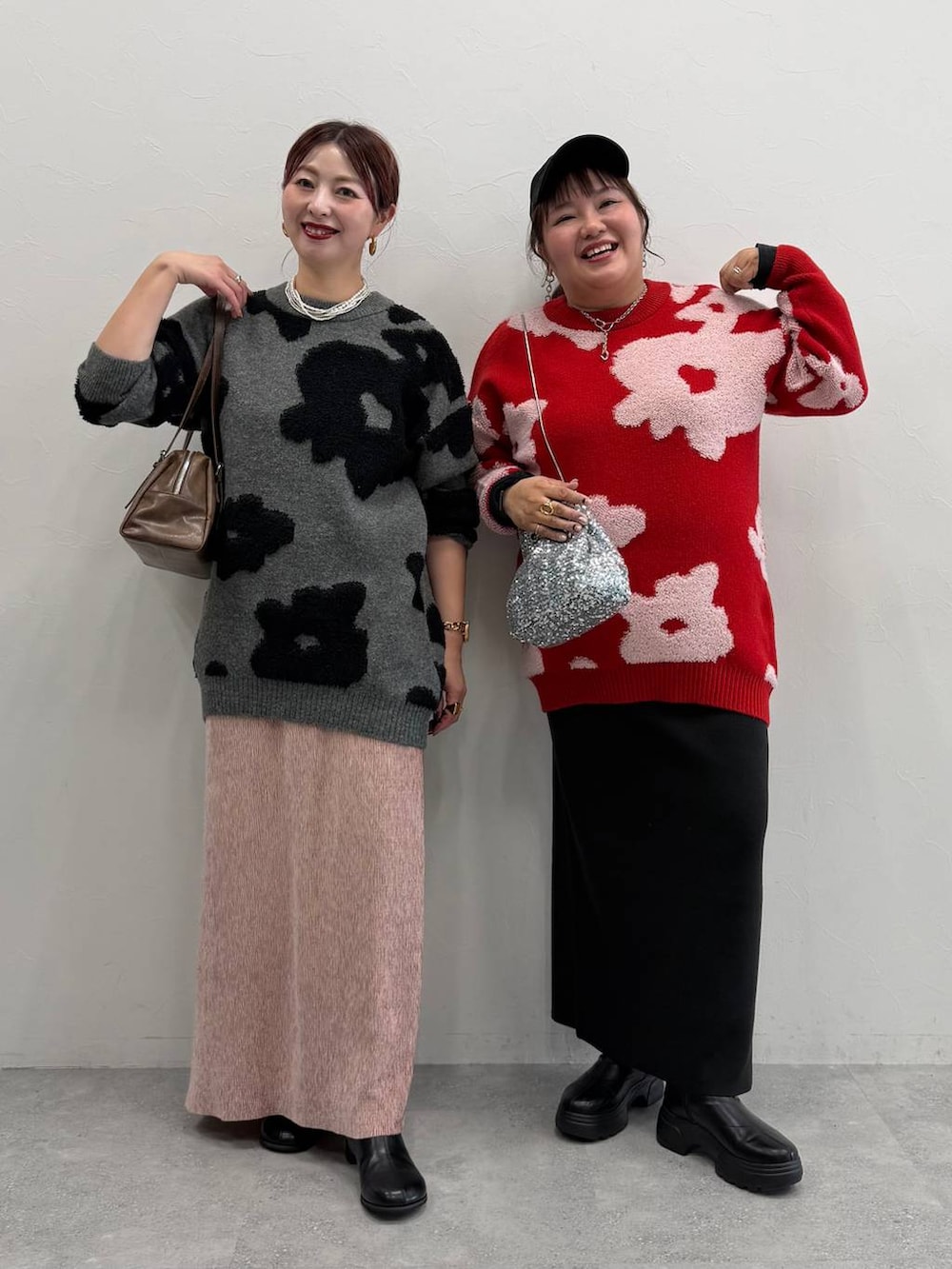 ブラック系のスカート、ブラウン系のボストンバッグ、ブラック系のブーツを着用したレディースの秋コーディネートの4枚目の写真