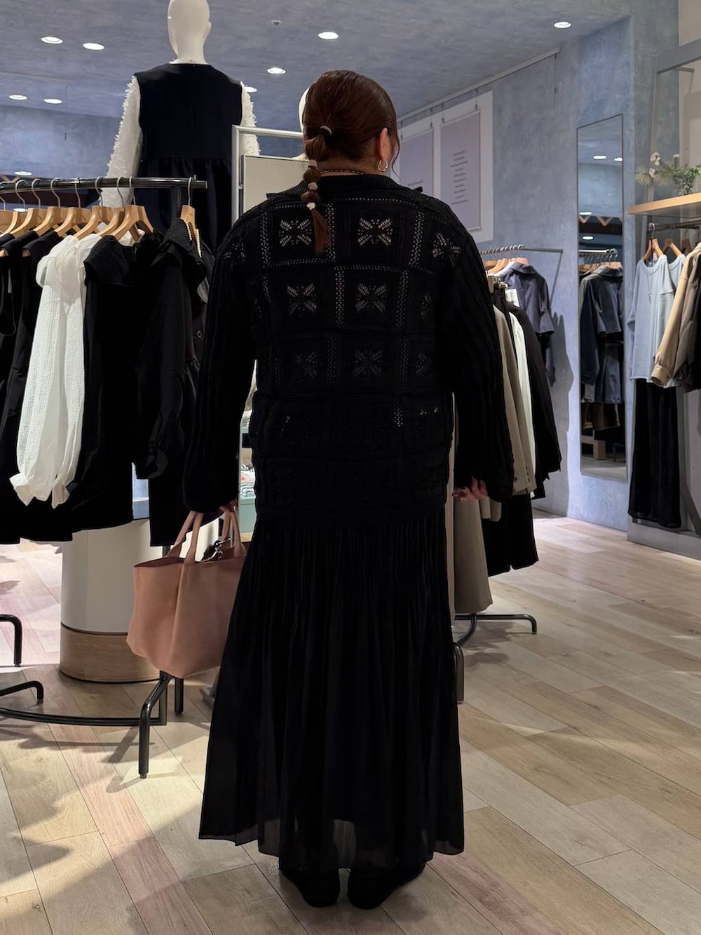 ブラック系のTシャツ/カットソー、ブラック系のパンプス、ブラック系のスカートを着用したレディースの春コーディネートの3枚目の写真