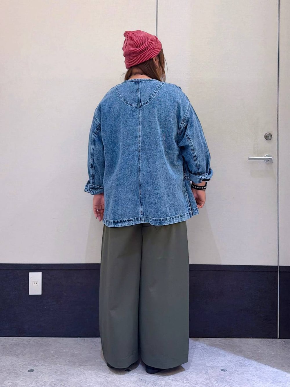 ブラック系のパンプス、ブルー系のシャツ/ブラウス、ブラック系のタンクトップを着用したレディースの夏コーディネートの3枚目の写真