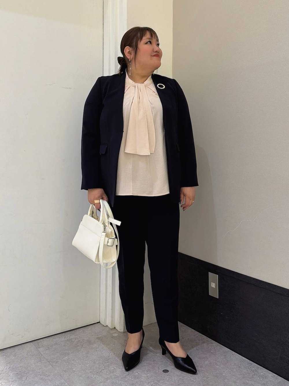 ブルー系のその他パンツ、ブルー系のノーカラージャケット、ピンク系のシャツ/ブラウスを着用したレディースの冬コーディネートの4枚目の写真