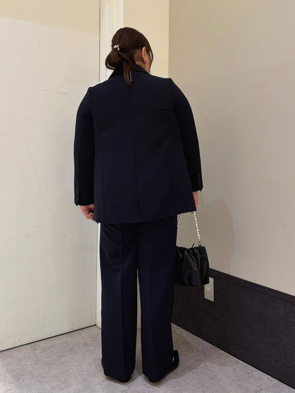 ブルー系のその他パンツ、ブルー系のテーラードジャケット、ブルー系のシャツ/ブラウスを着用したレディースの冬コーディネートの3枚目の写真