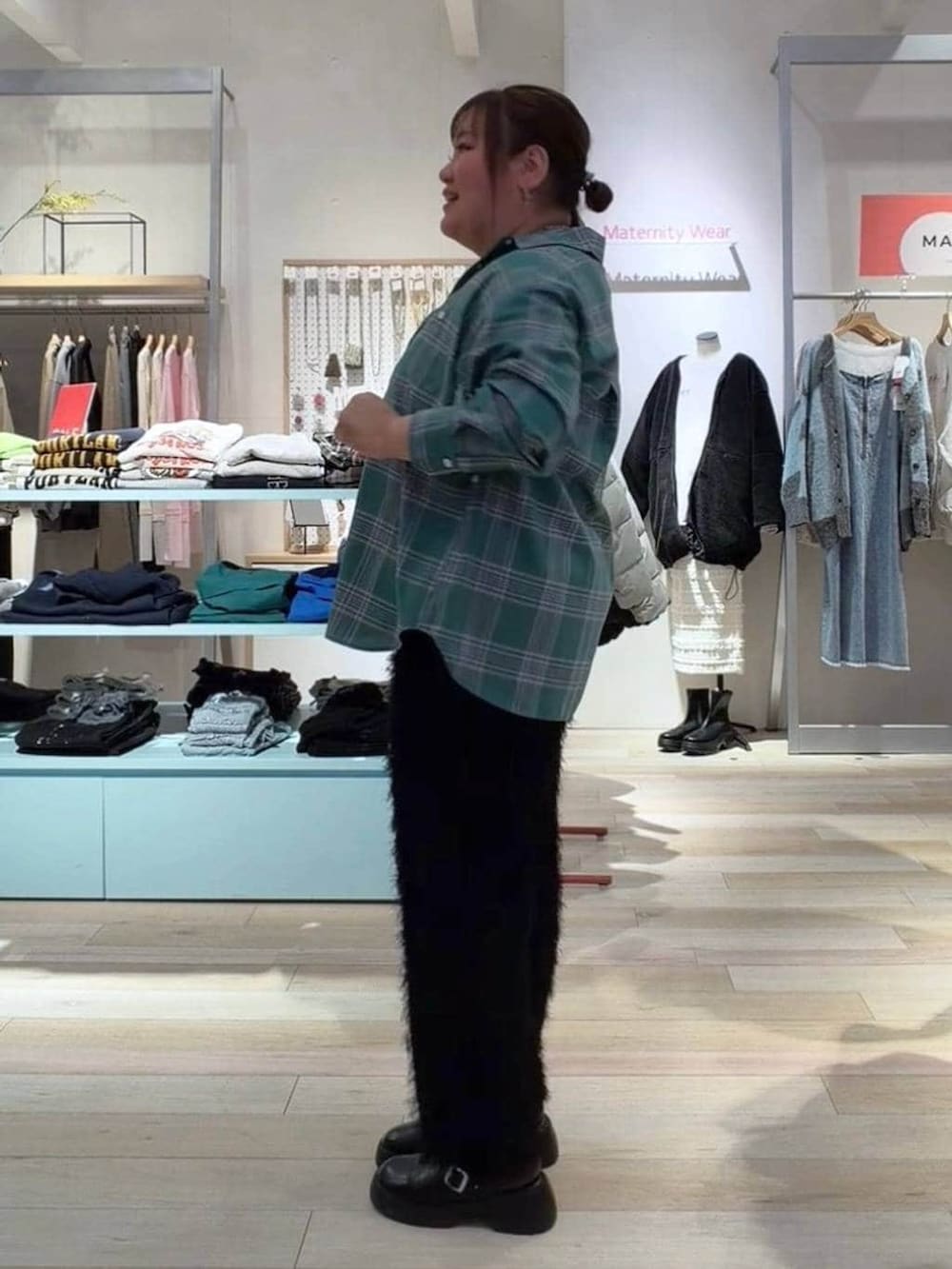 ブラック系のサンダル、グリーン系のシャツ/ブラウス、シルバー系のネックレスを着用したレディースの冬コーディネートの2枚目の写真