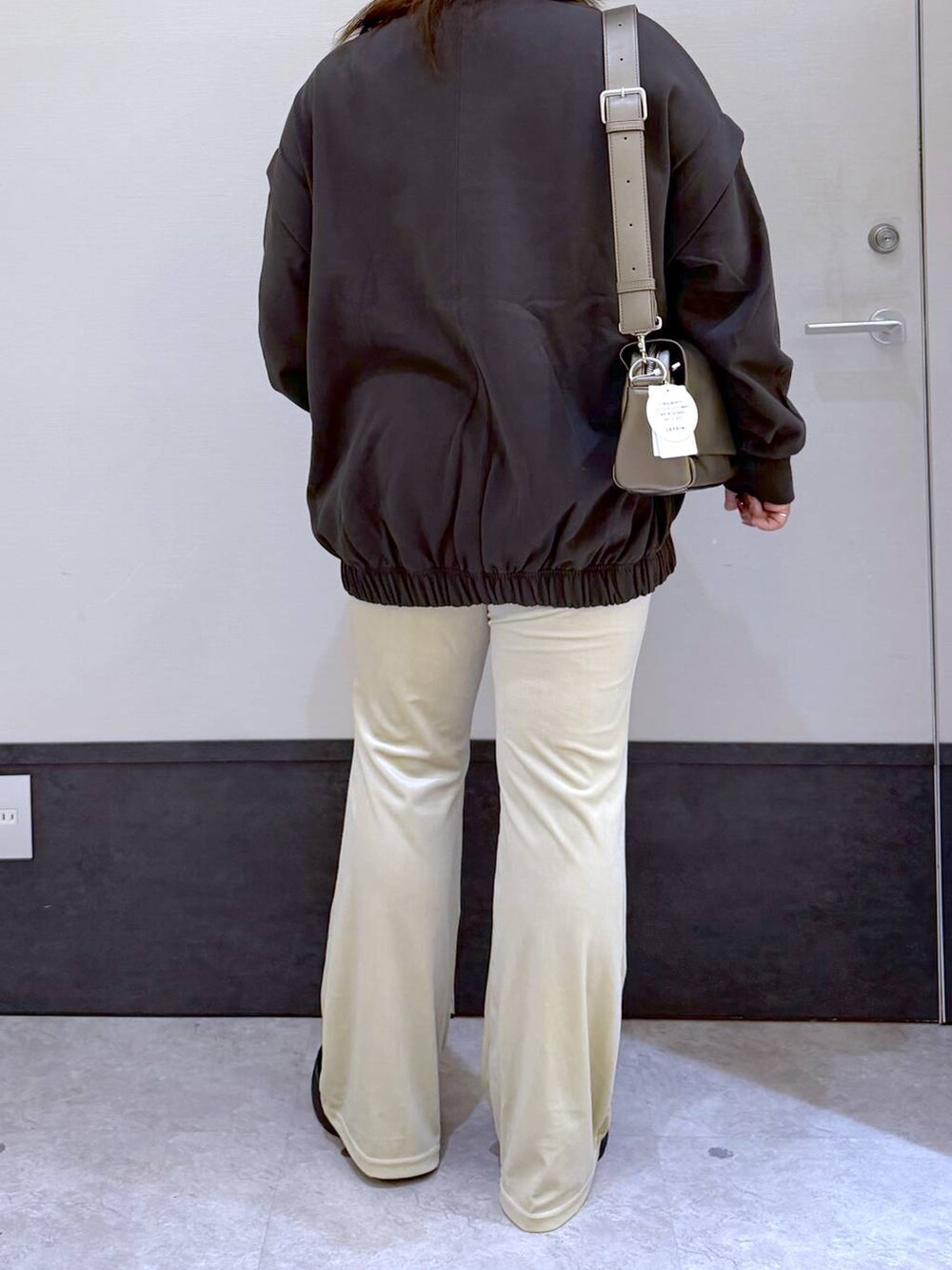 ホワイト系のその他パンツ、その他のショルダーバッグ、グレー系のTシャツ/カットソーを着用したレディースの秋コーディネートの3枚目の写真