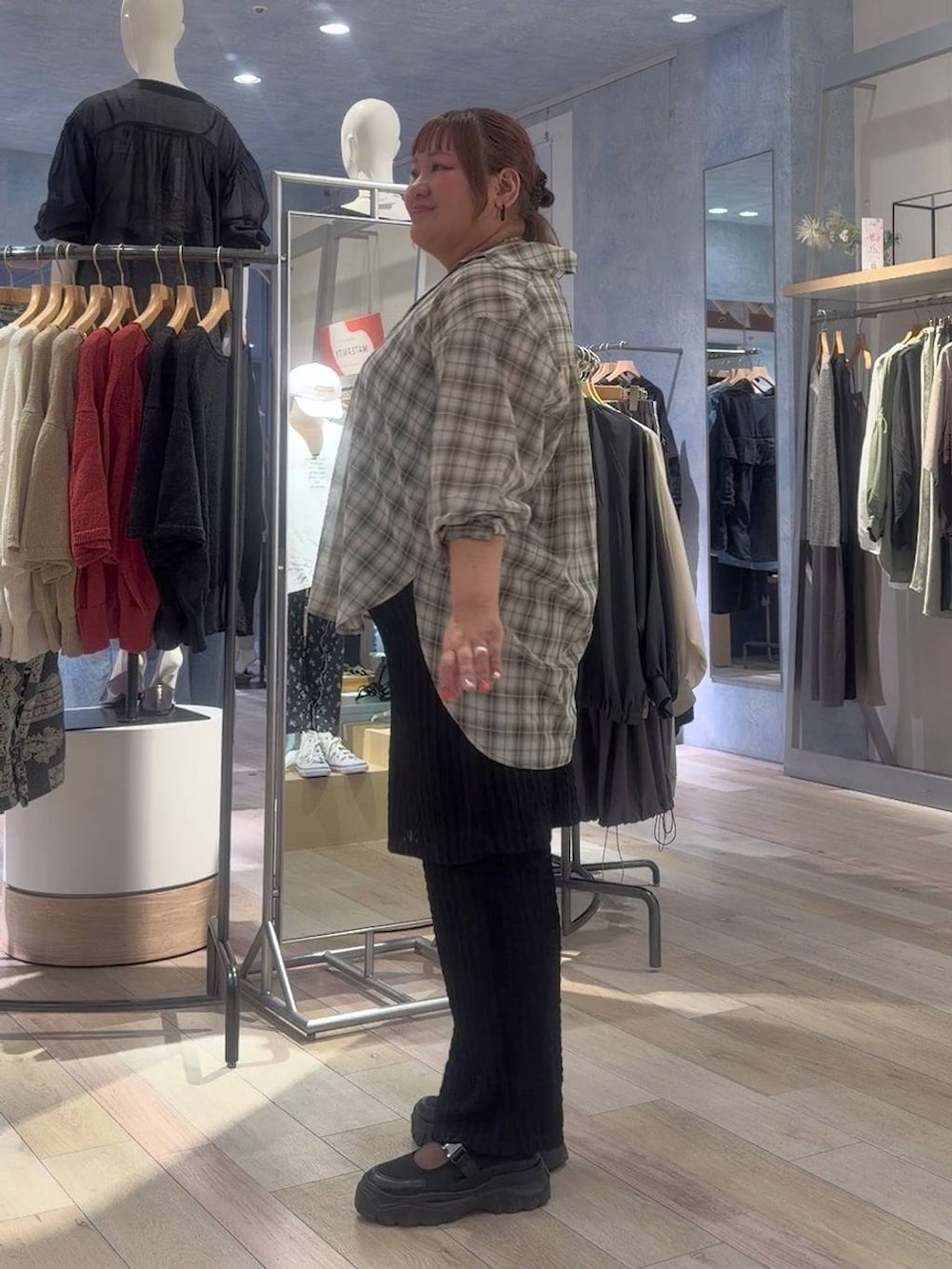 ブラック系のスニーカー、ブラック系のその他パンツ、ブラウン系のシャツ/ブラウスを着用したレディースの春コーディネートの2枚目の写真