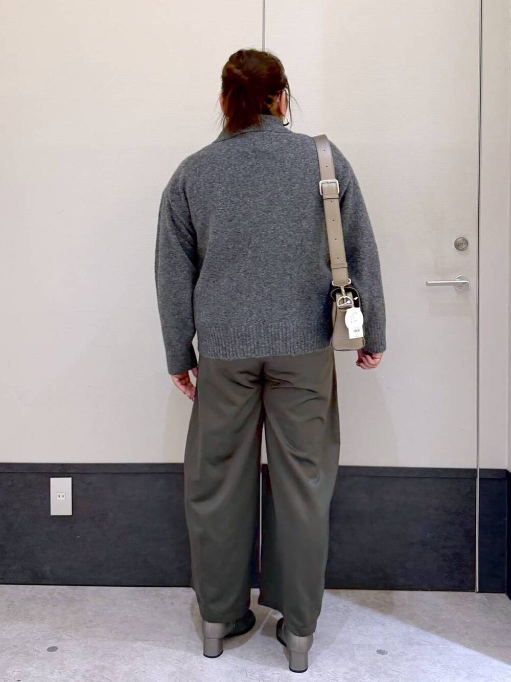 その他のショルダーバッグ、グレー系のニット/セーター、その他のブーツを着用したレディースの秋コーディネートの3枚目の写真