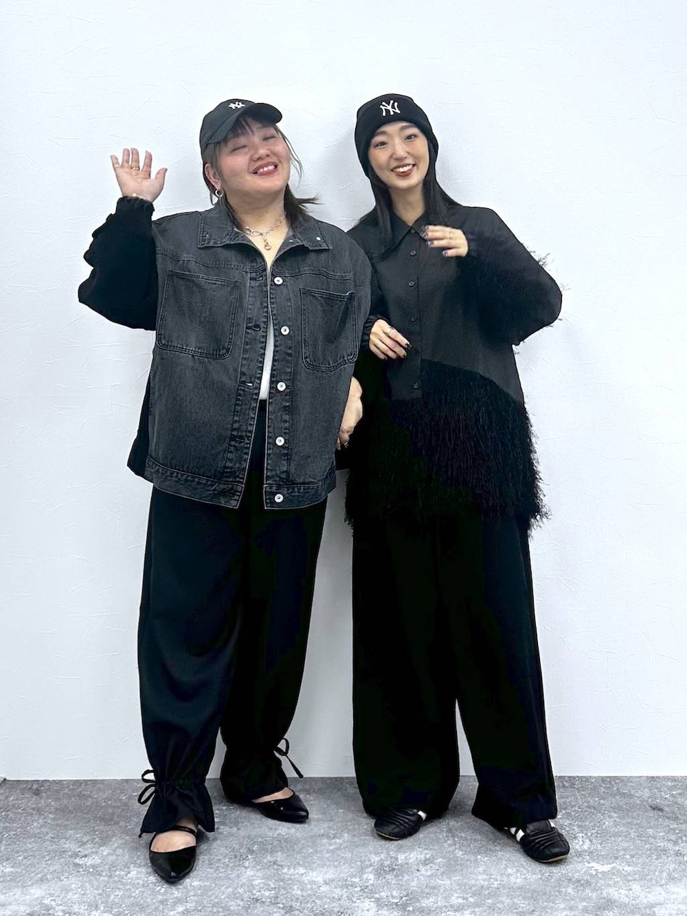 ブラック系のパンプス、ブラック系のカバーオール、ブラック系のシャツ/ブラウスを着用したレディースの秋コーディネートの5枚目の写真