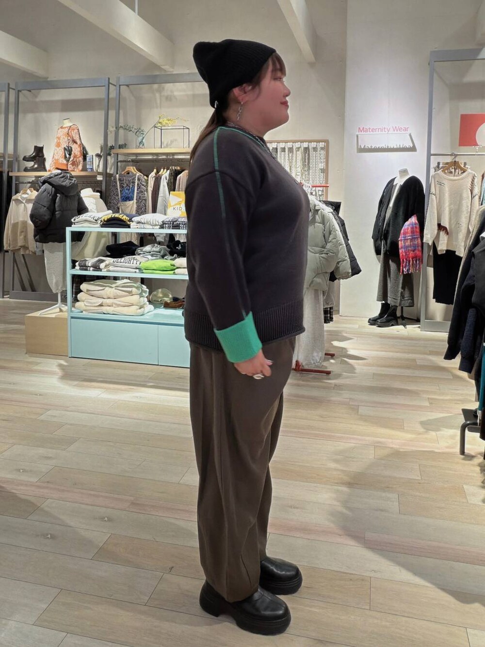 ブラック系のブーツ、ブラウン系のその他パンツ、グレー系のニット/セーターを着用したレディースの冬コーディネートの2枚目の写真