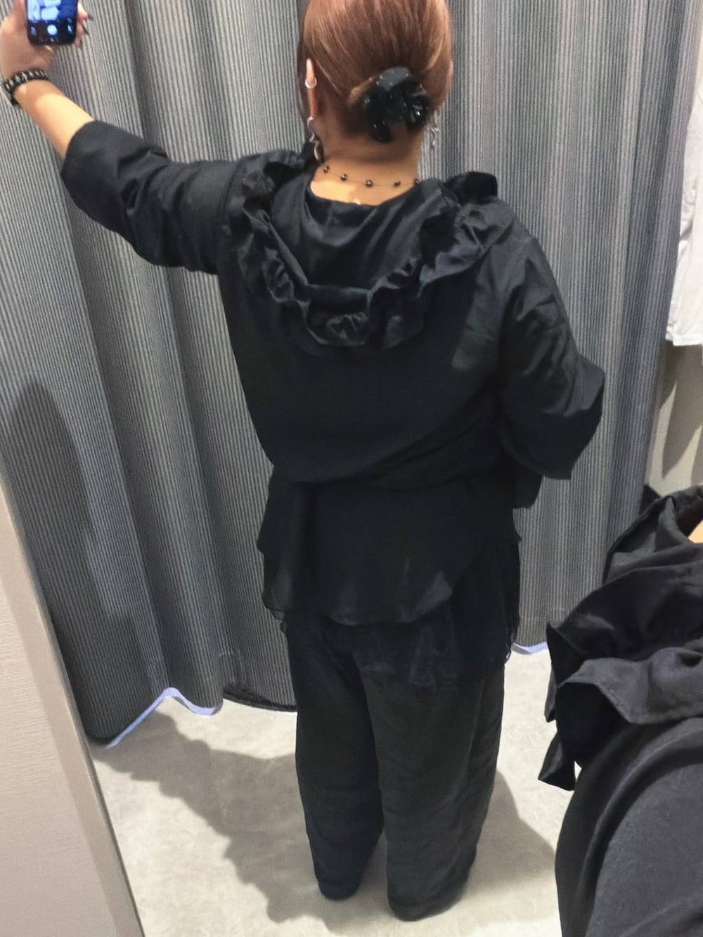 ブラック系のシャツ/ブラウス、ブラック系のボディバッグ/ウエストポーチ、ブラック系のネックレスを着用したレディースの秋コーディネートの4枚目の写真