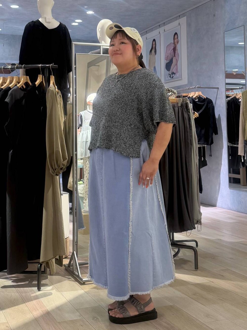 その他のサンダル、ブラック系のニット/セーター、ブラック系のキャップを着用したレディースの春コーディネートの2枚目の写真