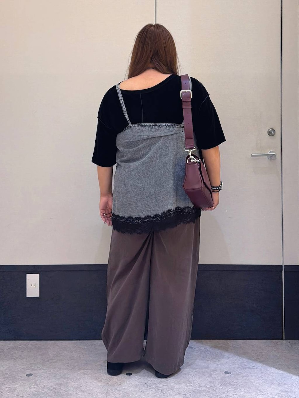 ブラック系のパンプス、ブラウン系のその他パンツ、レッド系のショルダーバッグを着用したレディースの夏コーディネートの3枚目の写真