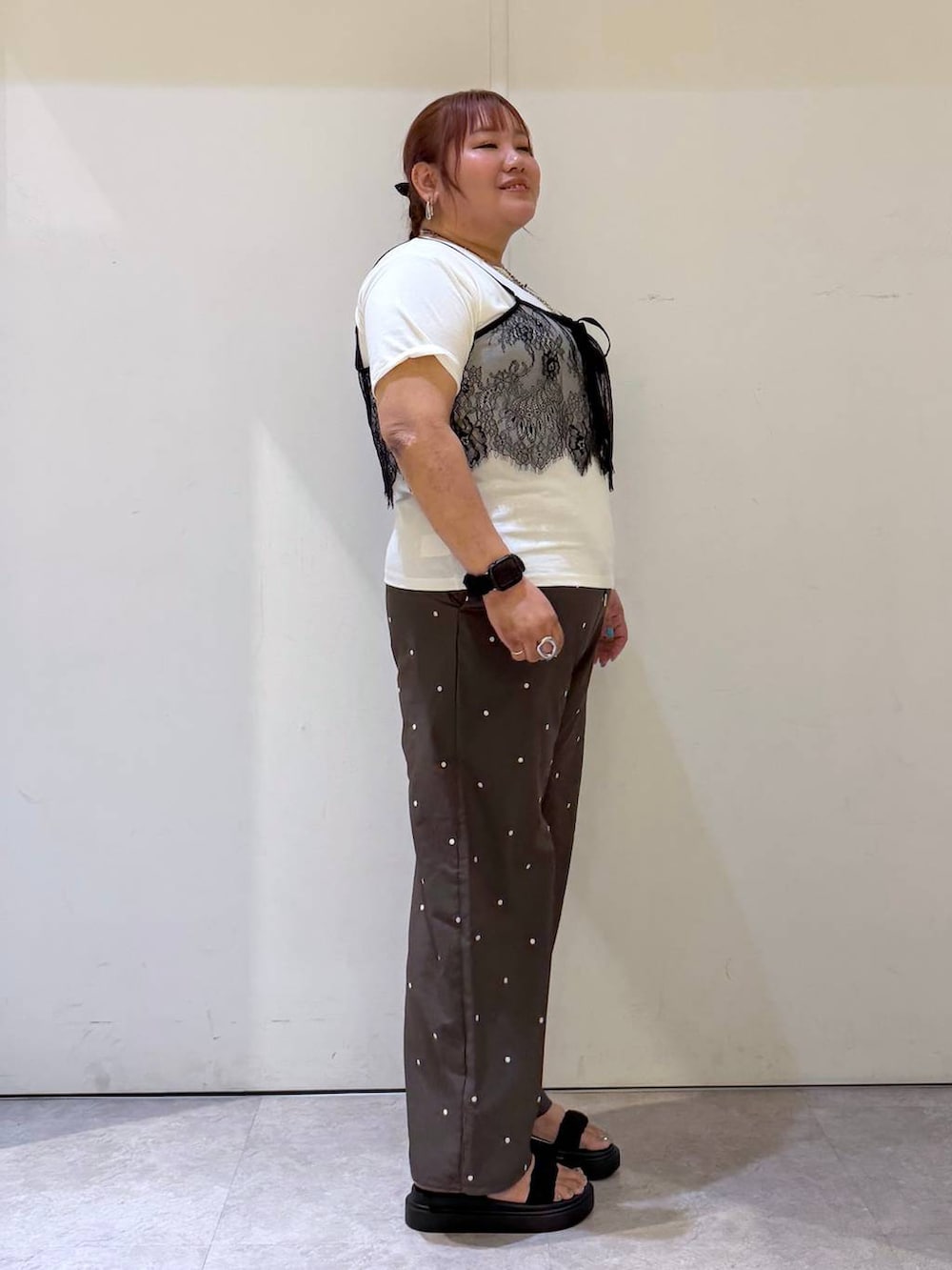 ブラック系のサンダル、ブラウン系のその他パンツ、ホワイト系のTシャツ/カットソーを着用したレディースの夏コーディネートの2枚目の写真