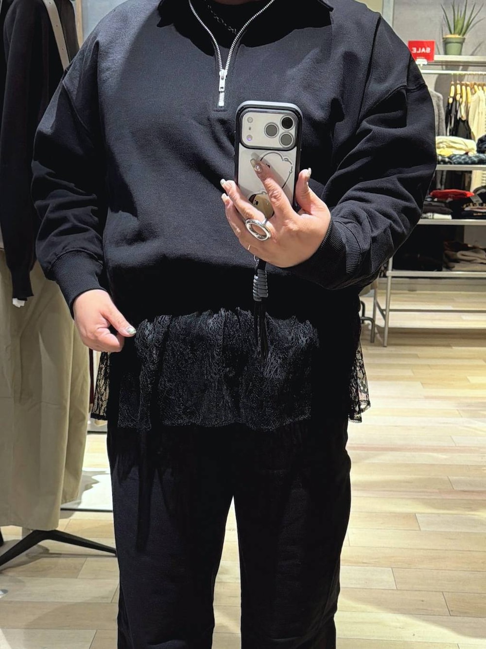 ブラック系のブーツ、ブラック系のスウェットパンツ、ブラック系のTシャツ/カットソーを着用したレディースの冬コーディネートの3枚目の写真