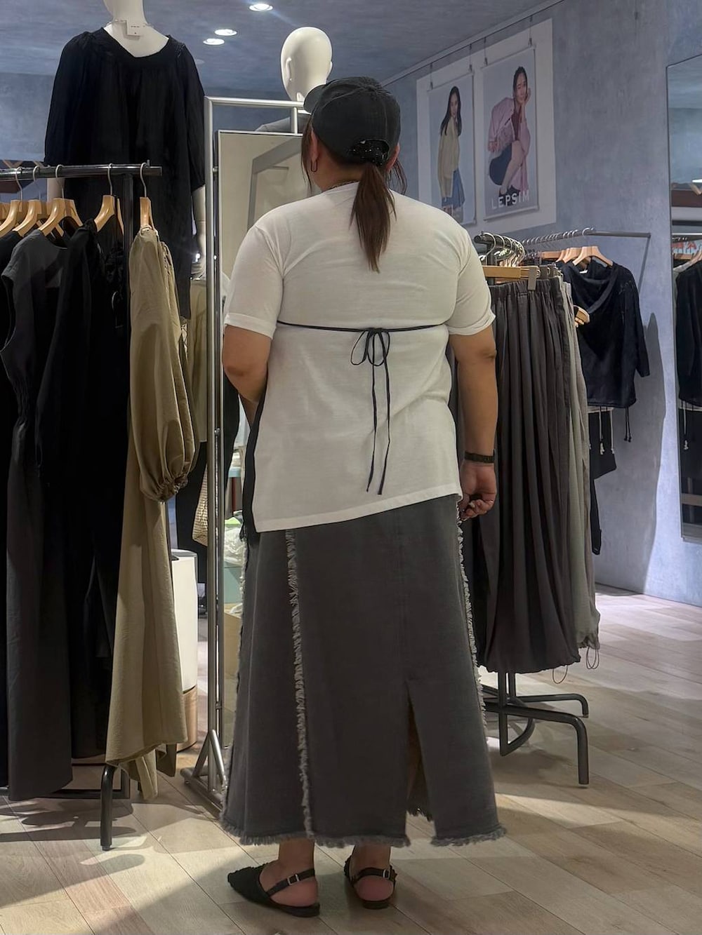 ブラック系のパンプス、ホワイト系のTシャツ/カットソー、ブラック系のキャップを着用したレディースの春コーディネートの3枚目の写真