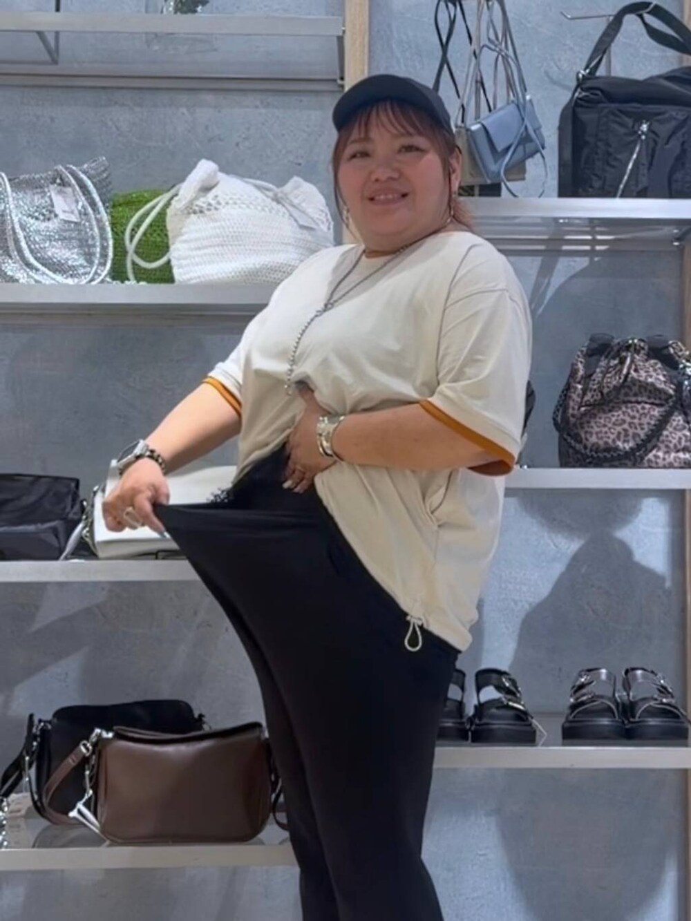 ベージュ系のTシャツ/カットソー、ブラック系のキャミソール、ブラック系のその他パンツを着用したレディースの夏コーディネートの2枚目の写真