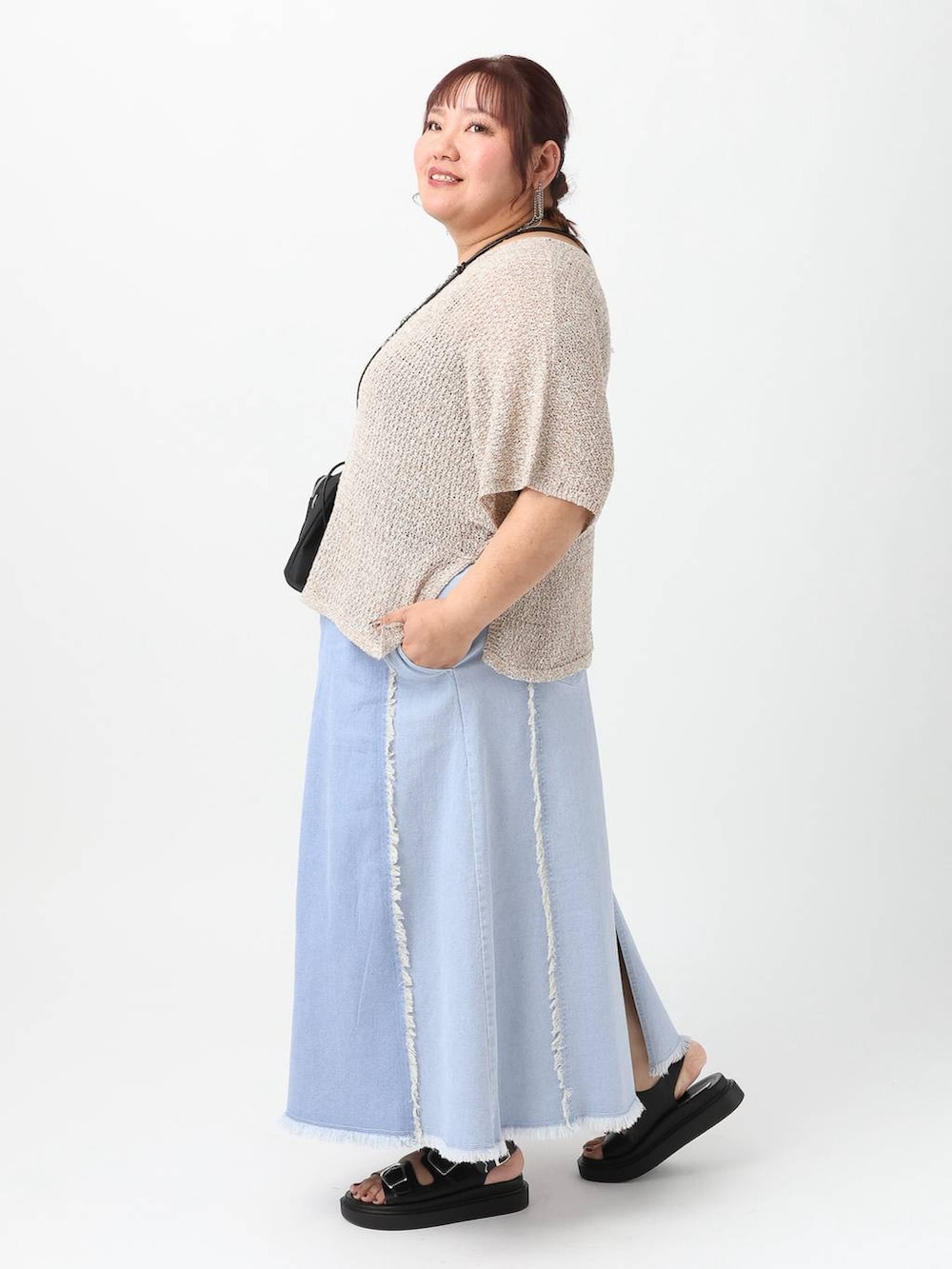 ブラック系のサンダル、ベージュ系のニット/セーターを着用したレディースの春コーディネートの2枚目の写真