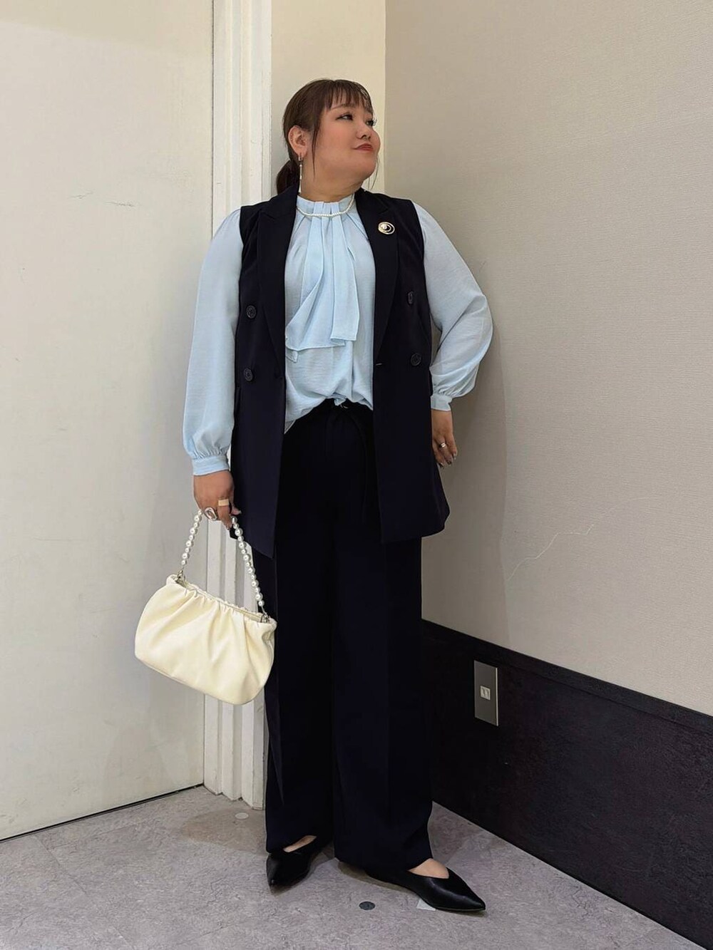 ブルー系のその他パンツ、ブルー系のその他アウター、ブルー系のシャツ/ブラウスを着用したレディースの冬コーディネートの4枚目の写真