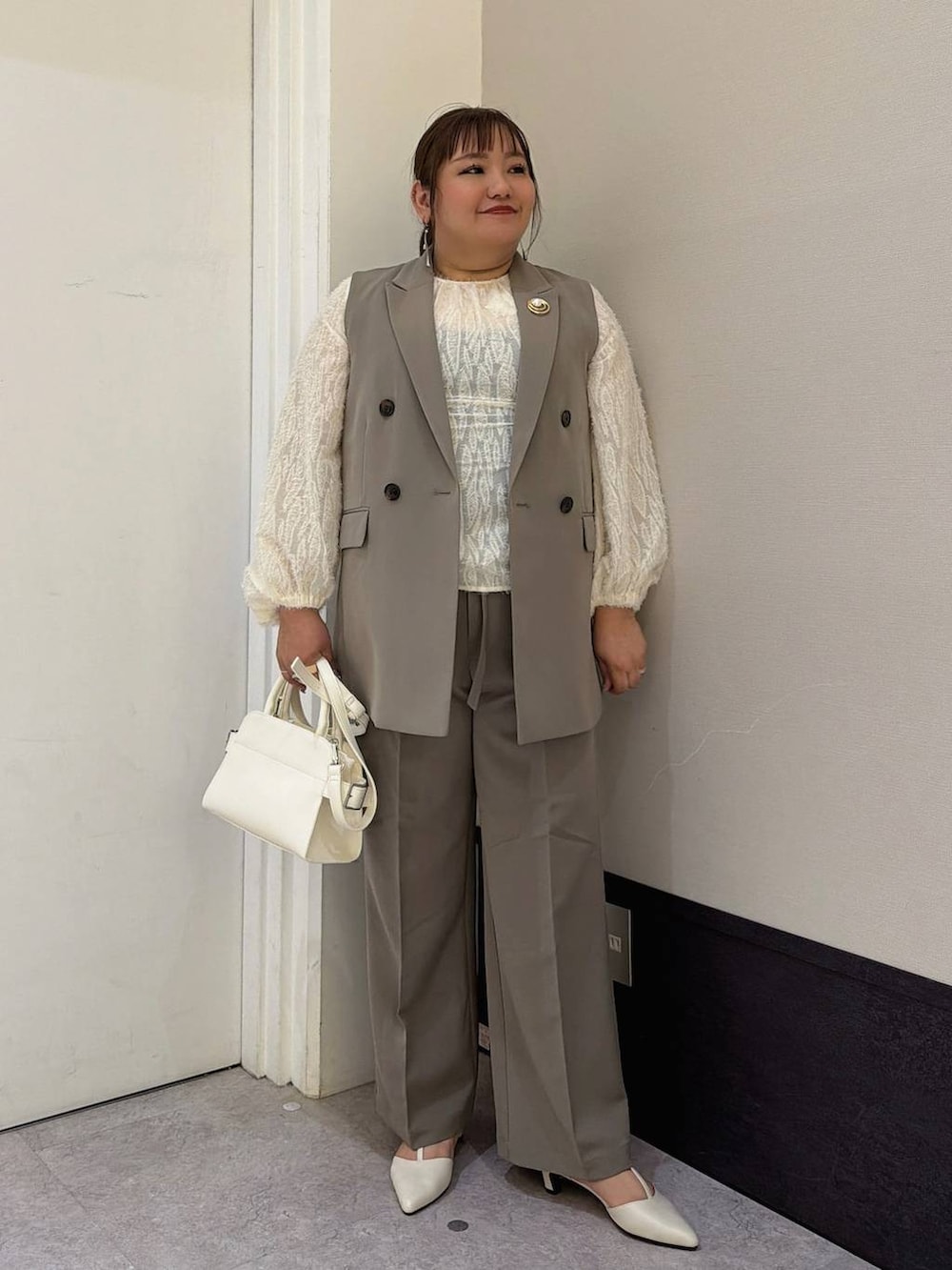 ブラウン系のその他パンツ、ブラウン系のその他アウター、ベージュ系のシャツ/ブラウスを着用したレディースの冬コーディネートの4枚目の写真