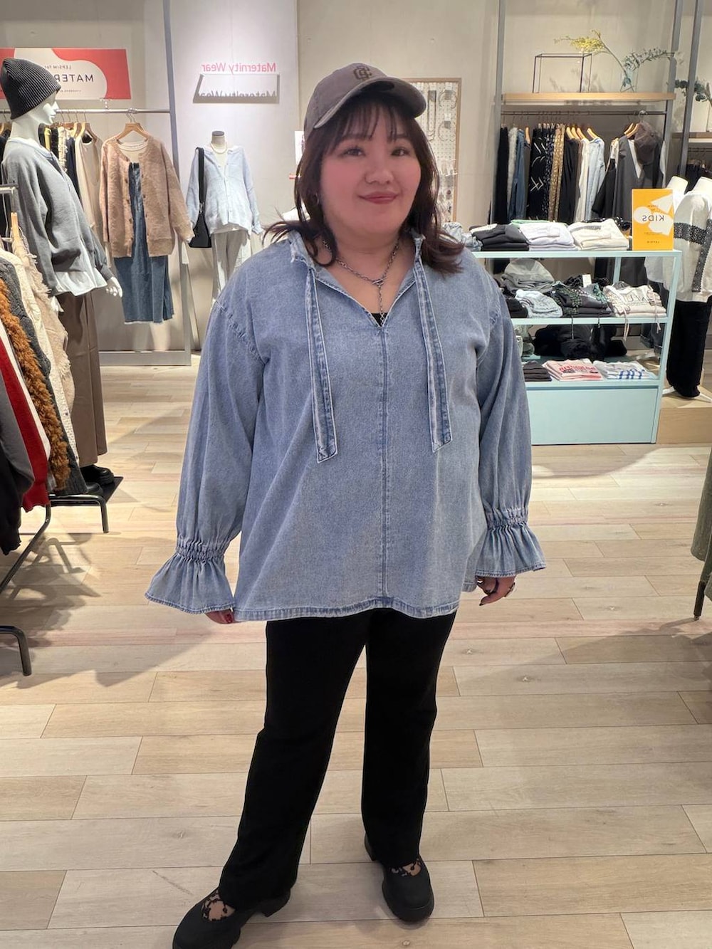 ブラック系のその他シューズ、ブラック系のその他パンツ、ブルー系のシャツ/ブラウスを着用したレディースの冬コーディネートの4枚目の写真