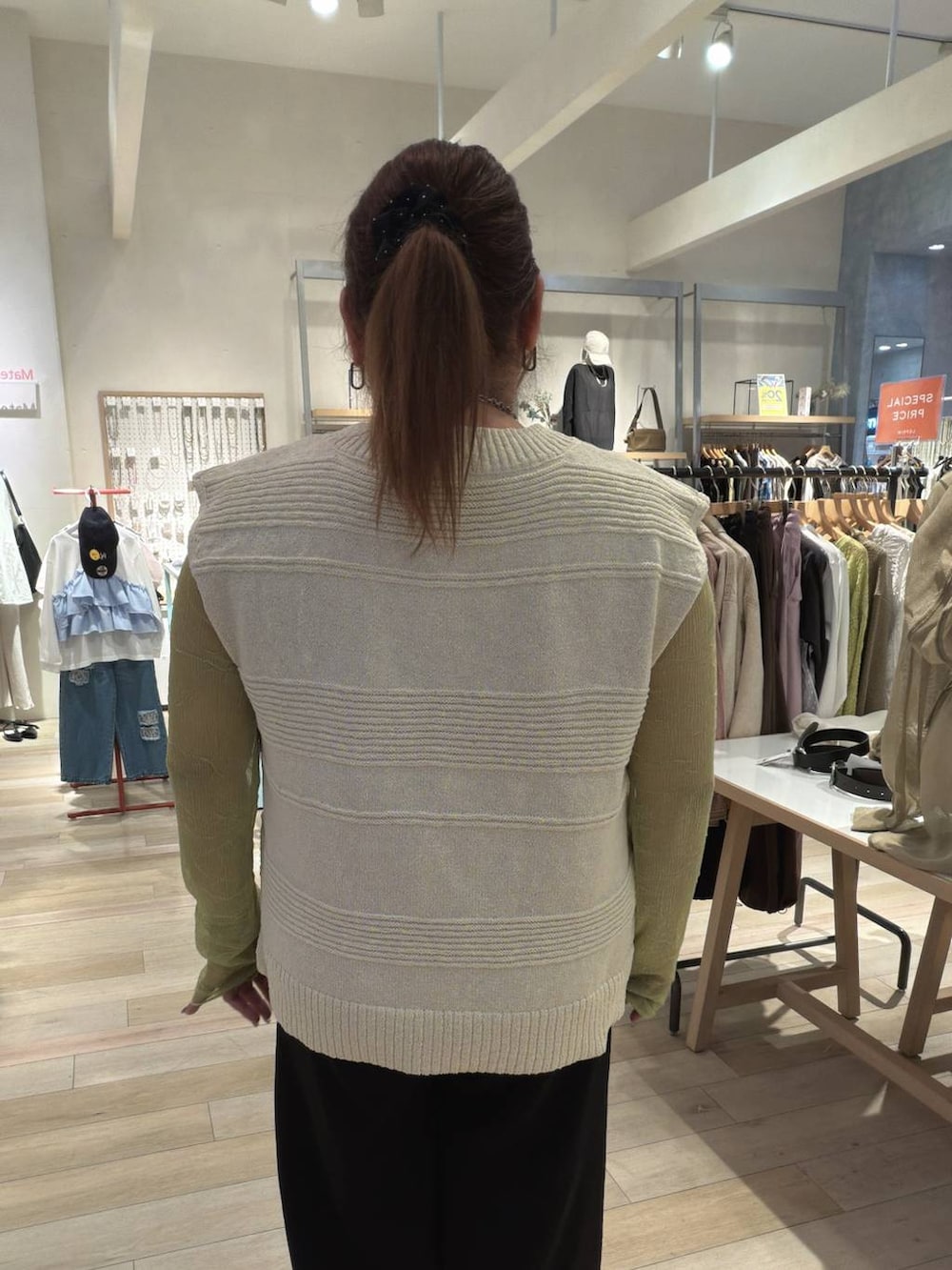 ブラック系のその他パンツ、グリーン系のTシャツ/カットソー、シルバー系のネックレスを着用したレディースの春コーディネートの3枚目の写真