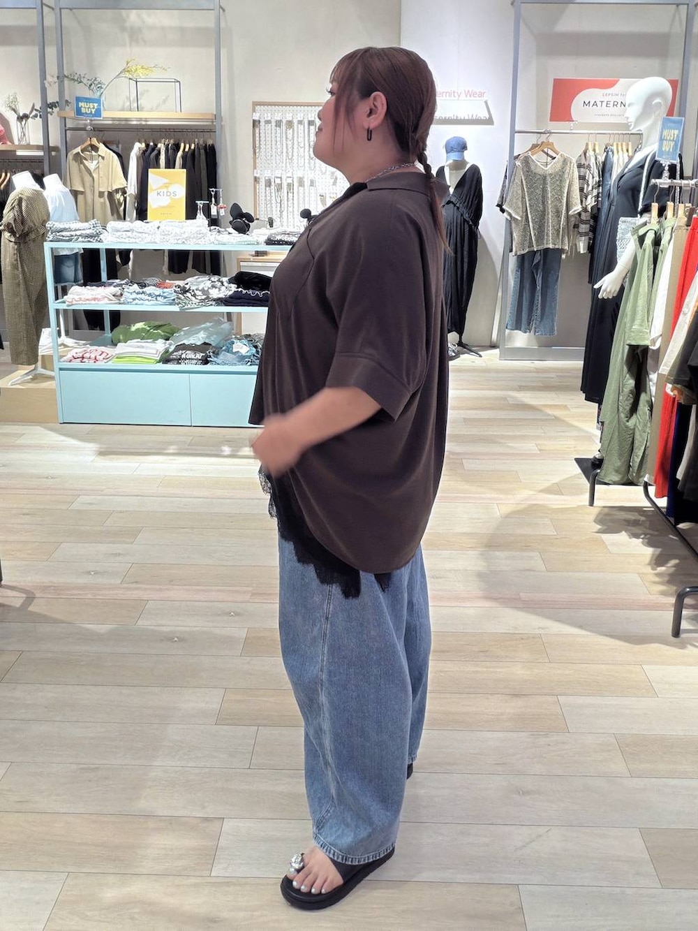 ブルー系のデニムパンツ、ブラック系のサンダル、ブラック系のキャミソールを着用したレディースの春コーディネートの2枚目の写真