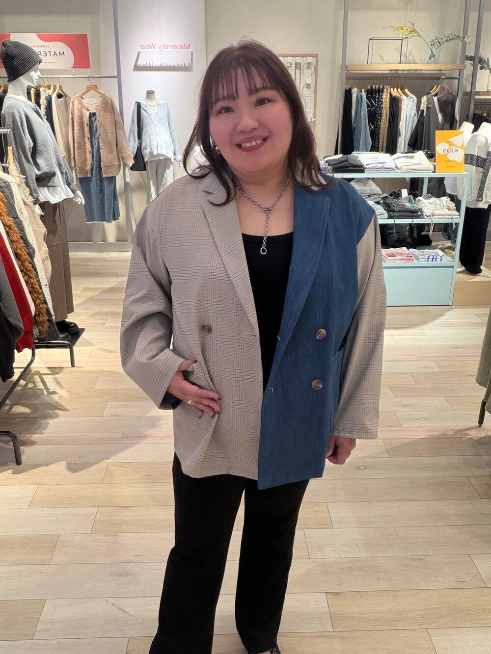 ブラック系のその他パンツ、ブルー系のデニムジャケット、シルバー系のネックレスを着用したレディースの冬コーディネートの4枚目の写真