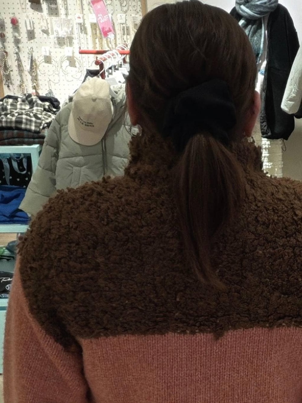 ホワイト系のTシャツ/カットソー、ブラウン系のカーディガン/ボレロ、ブラック系のつなぎ/オールインワンを着用したレディースの冬コーディネートの4枚目の写真