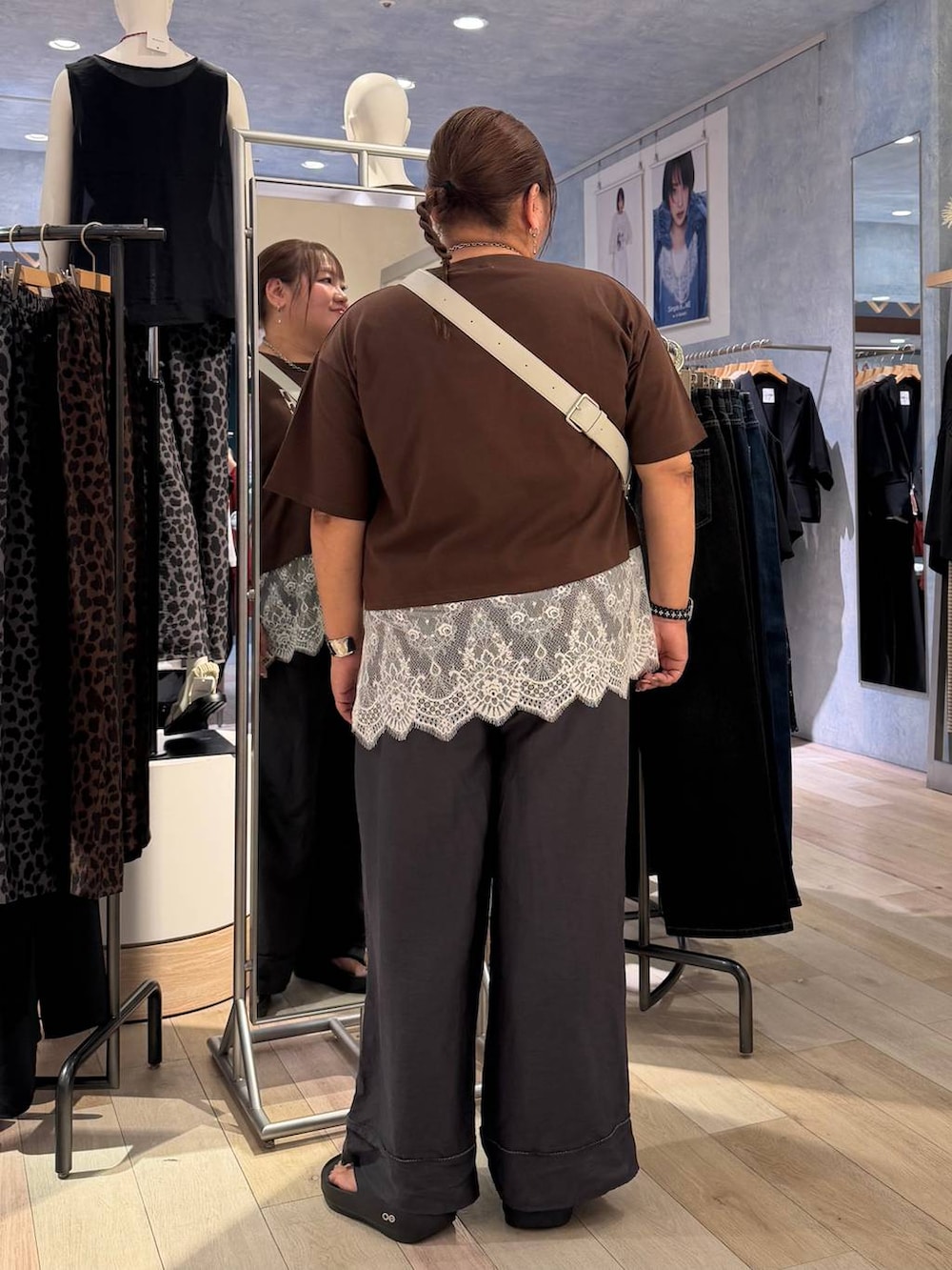 グレー系のショルダーバッグ、ブラック系のサンダル、グレー系のその他パンツを着用したレディースの夏コーディネートの3枚目の写真