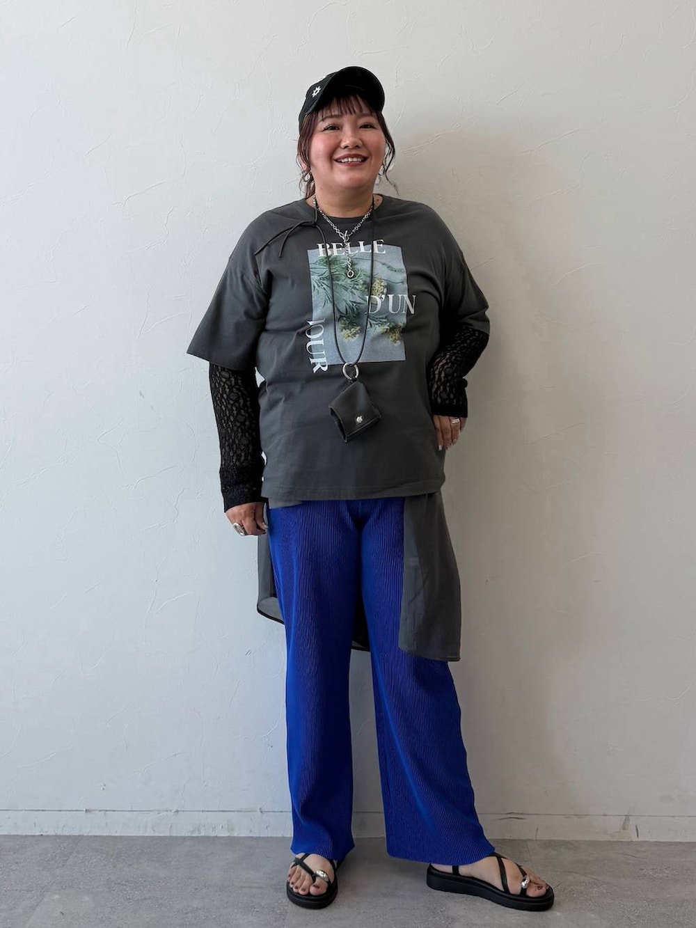 ブルー系のその他パンツ、ブラック系のサンダル、ブラック系のシャツ/ブラウスを着用したレディースの春コーディネートの4枚目の写真