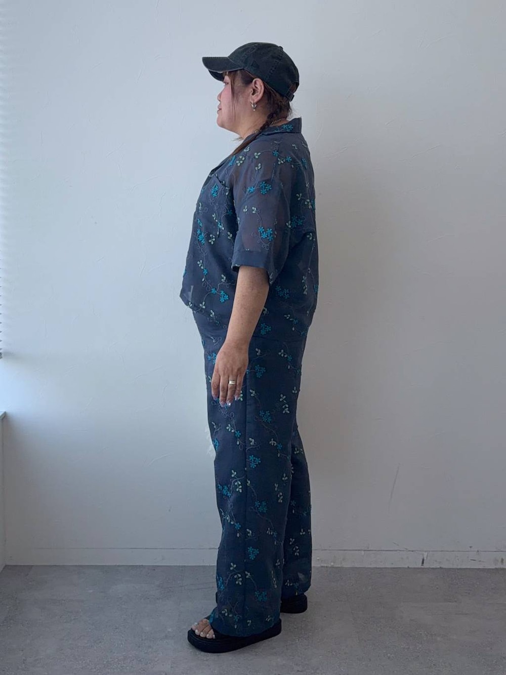 ブラック系のサンダル、ブルー系のその他パンツ、ホワイト系のハンドバッグを着用したレディースの春コーディネートの2枚目の写真