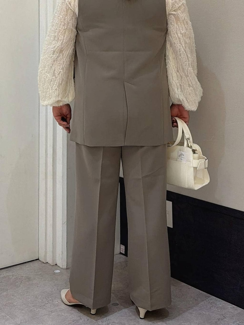 ブラウン系のその他パンツ、ブラウン系のその他アウター、ベージュ系のシャツ/ブラウスを着用したレディースの冬コーディネートの3枚目の写真